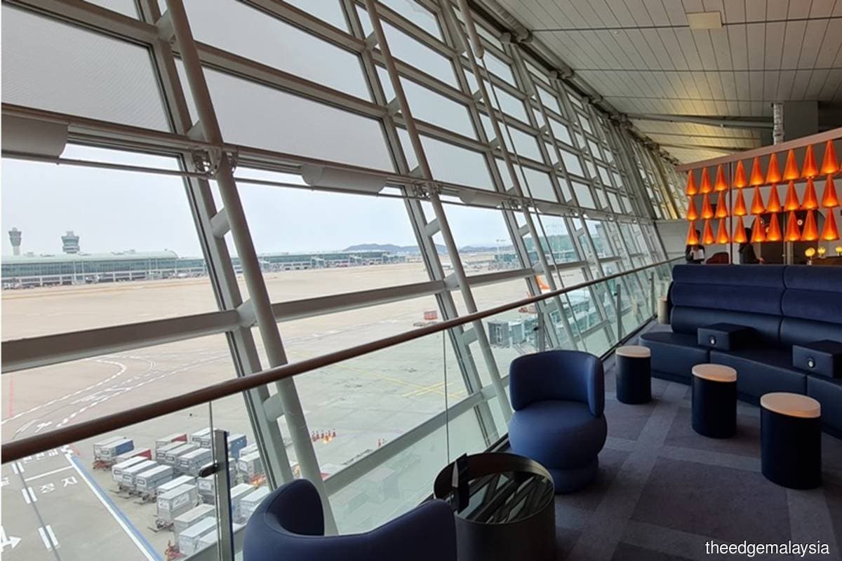 Inside the First-Ever Oneworld Airport Lounge