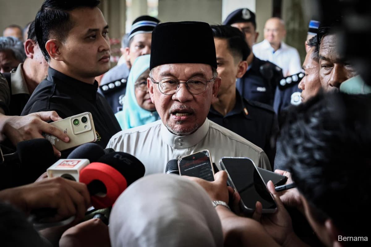 Anwar calls for swift refurbishment of RMAF quarters in Sungai Besi for ...