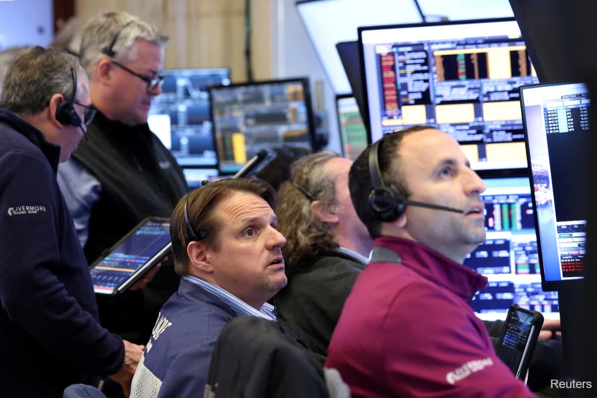 Wall Street loses steam ahead of Big Tech earnings, Fed meeting