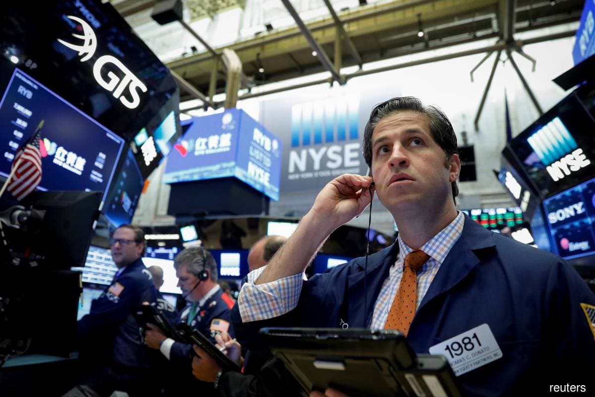 Wall Street sells off ahead of jobs report, investors digest Fed comments